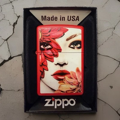 JENNIFER JANESKO PINUP «ЛЮБИТ МЕНЯ... ЛЮБИТ МЕНЯ НЕ» ZIPPO ЗАЖИГАЛКА 67/100 СОВЕРШЕННО НОВЫЙ - Изображение 1 из 4