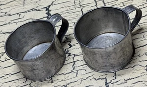 2 Vintage Antik Verzinkt Metall Tasse Becher Set Lot Landhausladen Bauernhaus Primitiv - Bild 1 von 12