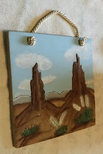 VINTAGE 1989 HÄNGENDES WANDDEKOR KERAMIKFLIESE SANDMALEREI LANDSCHAFT SIGNIERT & DATIERT - Bild 1 von 7