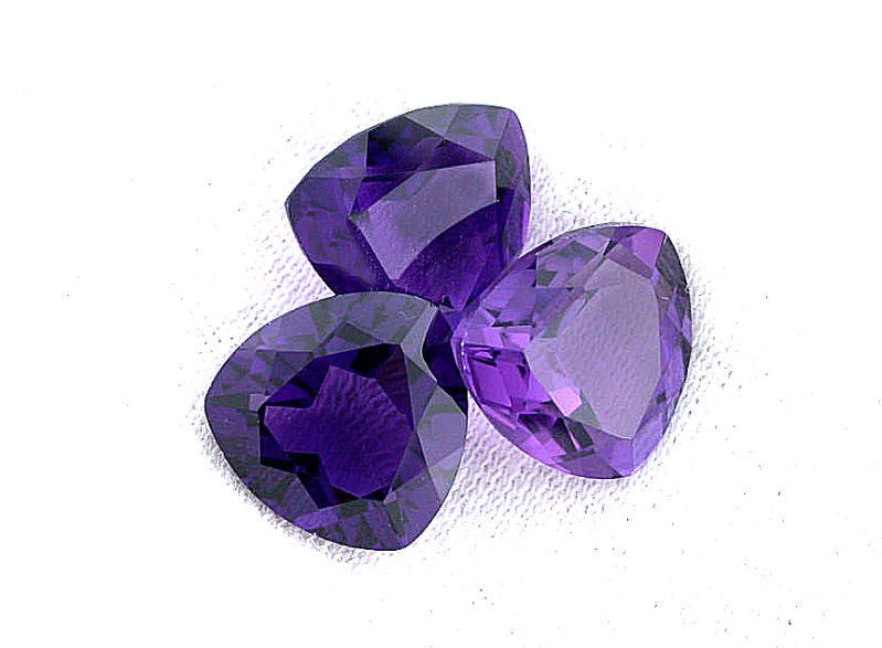 UNA piedra preciosa de cuarzo de laboratorio de color amatista púrpura brillante de 12 mm  Foto 1 de 1