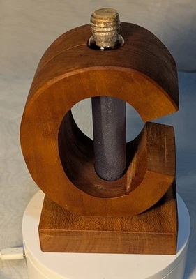 Letra C hecha de nogal con un tubo de propagación para iniciar nuevas plantas Foto 1 de 4