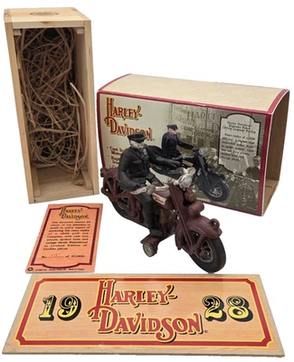 Réplica de motocicleta y piloto de hierro fundido Harley-Davidson de juguete de tracción de 1928 con caja de madera Foto 1 de 4