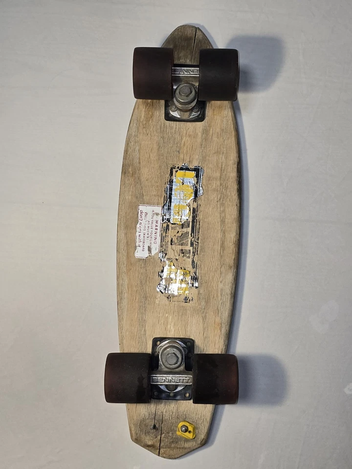 Monopatín de colección Logan Earth Ski Brad Logan con Bennett Trucks y Road Rider 6 Foto 1 de 4