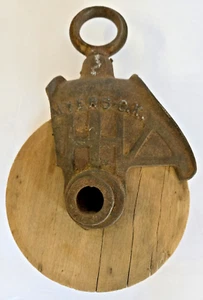 ANTIKE VINTAGE PRIMITIVE HOLZ BLOCK EISEN RIEMENSCHEIBE BAUERNHOF SCHEUNE 10X6" METALLBESCHLÄGE - Bild 1 von 17