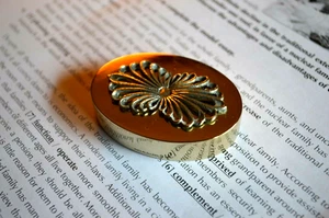 GRIECHISCHE ILIAS LALAOUNIS OVALE FORM BRIEFBESCHWERER HYMNE BLUME BRONZE & SILBER - Bild 1 von 6