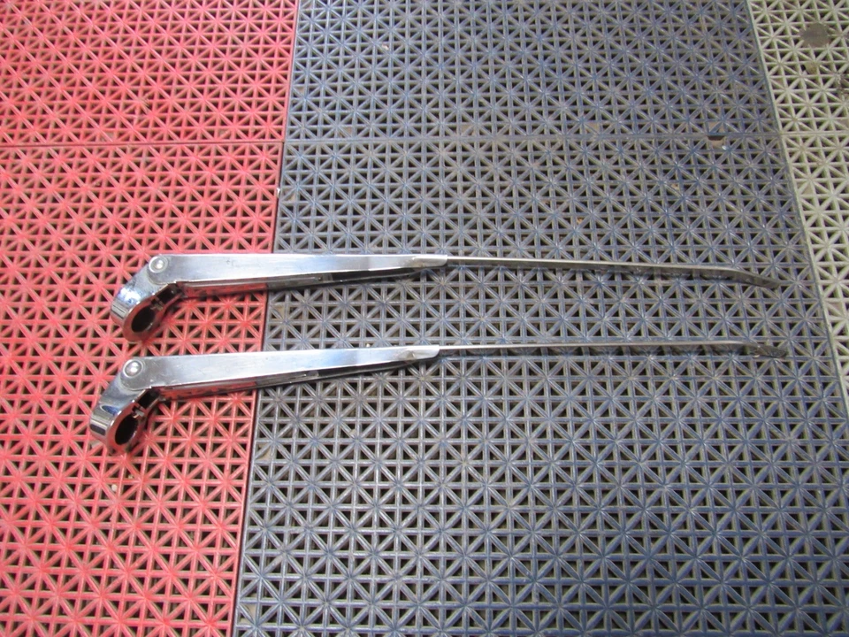 Brazo limpiaparabrisas Corvette 1963-1965 lado del conductor usado Trico Foto 1 de 4