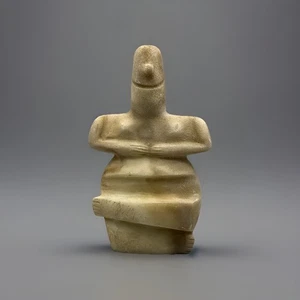 Antigua estatuilla neolítica femenina de mármol con poses anchas alrededor del año 2000 aC - Imagen 1 de 13