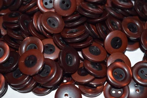 6 Stück ☆ 2 loch ☆ Knopf ☆ Rot  / Schwarz / Vertiefung ☆ 18 mm ☆ Schimmernd - Bild 1 von 3