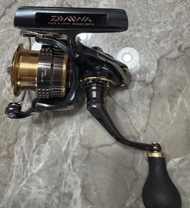 Carrete JDM de pesca giratorio Daiwa 15 Exist 2510RPE-H - Imagen 1 de 5
