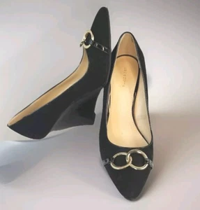 Liz Claiborne donna 9 B zeppa nera ecopelle scamosciata 4" tacco vernice oro link accento - Foto 1 di 14