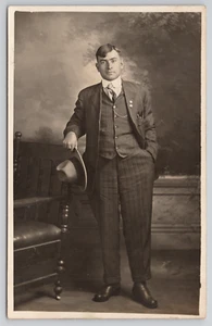 Foto real postal hombre en estudio sosteniendo sombrero c1907 RPPC antiguo - Imagen 1 de 2