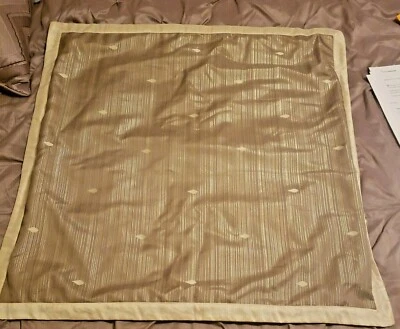 JLO Jennifer Lopez Euro Almohada Falsa Metálica Beige Crema Geométrica 26" Cuadrada Foto 1 de 4