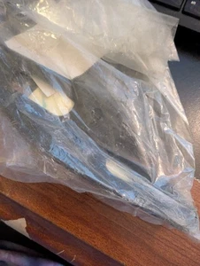 1t4-27443-00 1977 YAMAHA XS750 TRIPLE LADO DERECHO ESCAPE SOPORTE MONTAJE T2 - Imagen 1 de 2