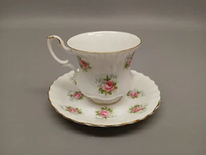 Platillo y taza de porcelana fina de hueso Royal Albert Forget Me Not Rose England - Imagen 1 de 5