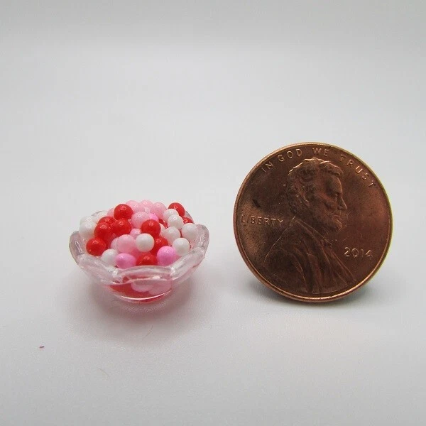 Casa de Muñecas Miniatura Día de San Valentín Caramelo Plato Relleno Rojo Rosa Caramelo Gumball Foto 1 de 1