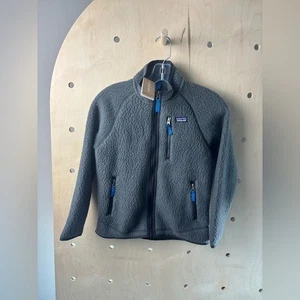 Neu mit Etikett Patagonia Jungen blau/grau Polartec Retro Flor Jacke Reißverschluss Medium - Bild 1 von 5