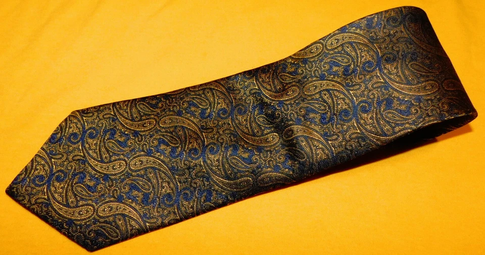 CORBATA PAISLEY PIATTELLI PLATINO HECHA EN EE. UU. AZUL/ORO - CORBATAS - CORBATAS DE DISEÑADOR. Foto 1 de 3