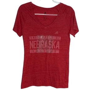Camiseta Adidas Mujer Grande University of Nebraska Huskers Manga Corta Bling Roja - Imagen 1 de 8