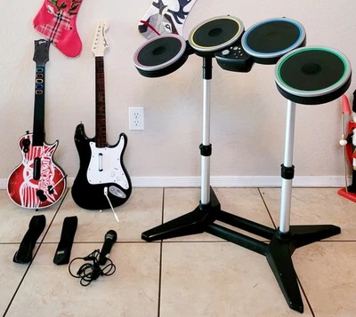 Xbox 360 рок группы беспроводной комплект лот из 2 гитар Les герой контроллер барабанная установка - Изображение 1 из 4