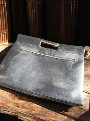 Sacoche ancienne en cuir vintage, marque Ancienne, accessoire rétro collection - Photo 1/3