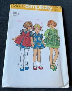 1972 Simplicity Pattern 5277 Kinder Kleid und Kittel Gr. 5 Brust 24 ungeschnitten - Bild 1 von 4