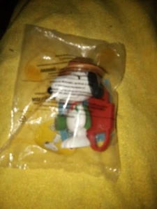 Snoopy as the Beagle Boy Scout Toy Clip Peanuts McDonald's Happy Meal 2018 New - Picture 1 of 7