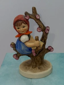Figura de colección de Goebel Hummel "Apple Tree Girl" #747 3/0~ 4" de 1970 TMK 5 - Imagen 1 de 6