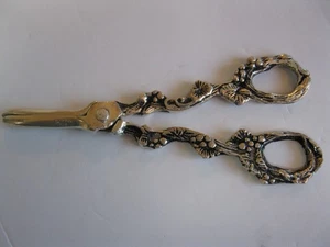 VINTAGE SILVER PLATE GRAPE SHEARS FLORAL HANDLE FLOWER SHEERS - Picture 1 of 4