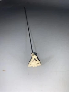 ANTIGUO ACABADO PLATEADO CON NIÑO VICTORIANO TALLADO EN TRIÁNGULO - ACABADO PLATEADO - Imagen 1 de 4