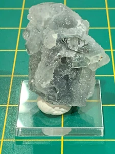 Miniaturbild - Apophyllit Kristalle auf blauem Chalzedon & Acrylsockel Nashik, Indien - Bild 1 von 9