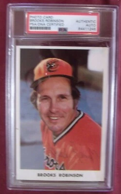 BROOKS ROBINSON PHOTO CARD HAND SIGNED AUTO SIGNATURE SLABBED PSA/DNA - Image 1 of 2