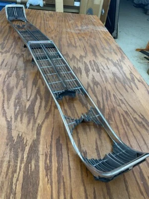 Ford Galaxy 500 1970 nuevo de lote nuevo parrilla central con emblema adorno D0az-8200-A Foto 1 de 4