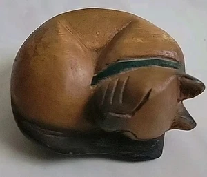 Vintage Massivholz geschnitzte Katze Kätzchen schlafend auf Schwanz gelockt. Kleine, Bittermelone - Bild 1 von 7