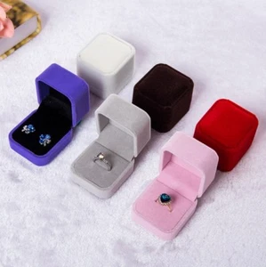 1.6x2.0x2.2" Deluxe Clásico TERCIOPELO Anillo Pendientes Presentación Joyería Caja de Regalo - Imagen 1 de 13
