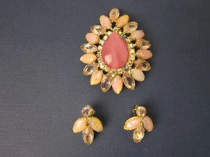 Broche et boucles d'oreilles vintage créateur haut de gamme non signées cabochon rose dos ouvert - Photo 1/10