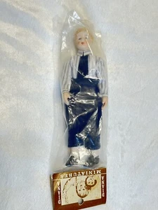 Casa de muñecas nostálgica muñeca masculina 1:12 D-2013 hecha de porcelana/cerámica nueva en paquete - Imagen 1 de 12