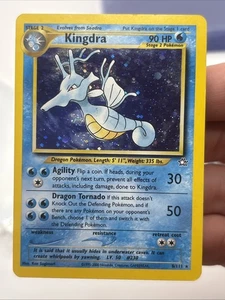 Carta Pokemon rara Kingdra 8/111 Neo Genesis Holo condizioni gioco leggero - Foto 1 di 6
