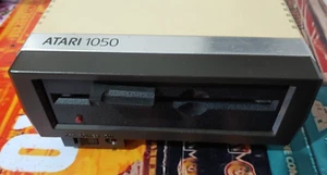 Unidad de disco Atari 1050 (+ fuente de alimentación y Sio) works 600 800 XL XE 0305 8 bits - Imagen 1 de 6