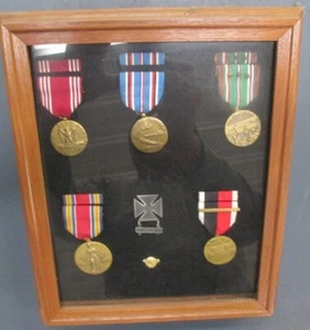 Lot x 7 Militär Medaillen und Anstecknadeln 2. Weltkrieg und danach gemischt im Rahmen - Bild 1 von 10