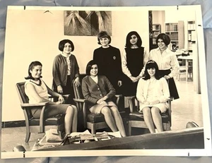 Vtg 1968 Photo Girl In Dorm Immaculata Preparatory School Washington DC 9X7 - Imagen 1 de 7