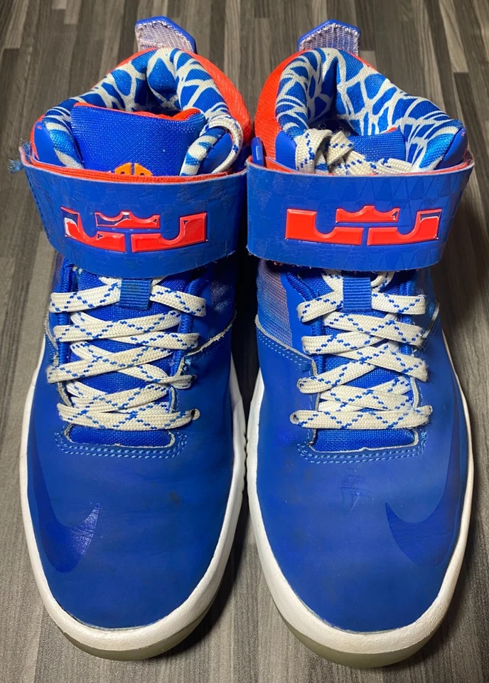 Nike LeBron Air Akronite GS 4Y Blanco Azul Naranja 819832-406 Usado Bueno Foto 1 de 4