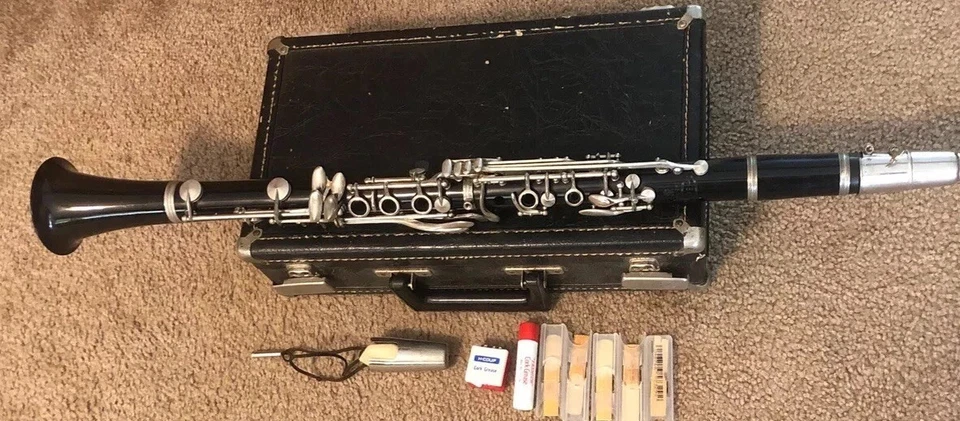 Vito Reso-Tone 3 Clarinet With Mouthpiece plus Hard Case & Acc. Not Tested - Image 1 of 4