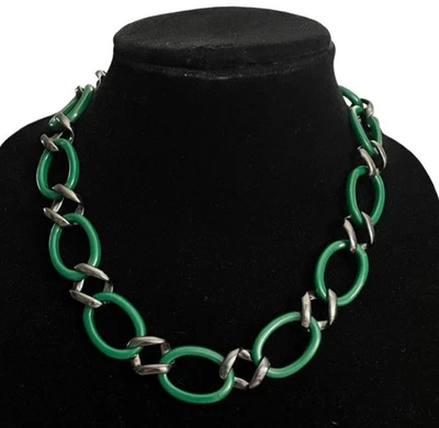 Collar de eslabones Talbots verde y gris oscuro con logotipo encanto en el broche Foto 1 de 4