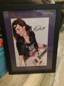 Demi Lovato signiertes Foto mit Echtheitszertifikat gerahmt 20 1/2"x 15 3/4" sehr guter Zustand - Bild 1 von 8