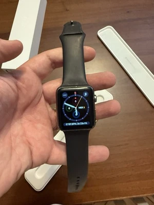 Apple Watch Serie 1 42mm Cassa in Acciaio Grigio Siderale, Cinturino in Silicone - Immagine 1 di 4