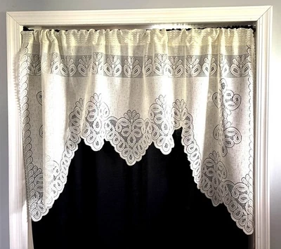 Elegante botín de cortina de encaje crema 34"L x 60"W Foto 1 de 4