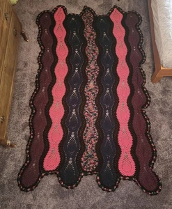 Vintage Hecho en EE. UU. Azul Negro Rosa Púrpura Colorido Borde Crochet Tiro Afgano - Imagen 1 de 6