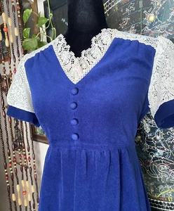 Maxi abito bohemien vintage anni 70. Velluto/crema blu. Pizzo. Cintura. S/M. Hippie. - Foto 1 di 11