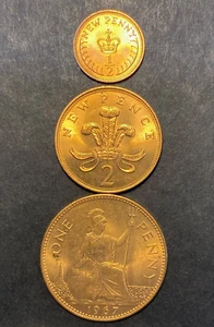 UK - 1971 D.G.REG 2 NEW PENCE & 1/2 New Penny Elizabeth II + 1967 One Pence UNC - Picture 1 of 13