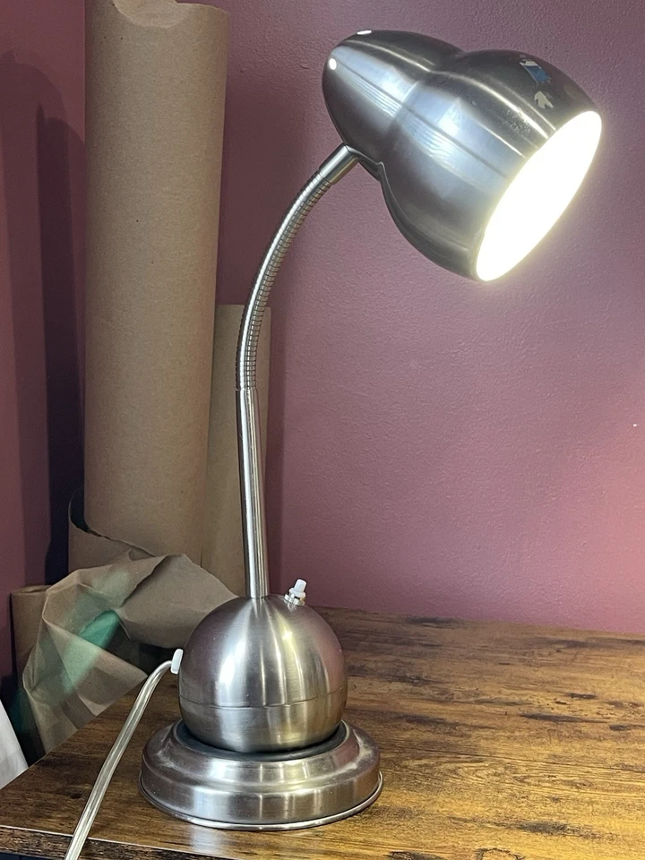 Lámpara de Escritorio con Base de Bola Giratoria y Ajustable Foto 1 de 4